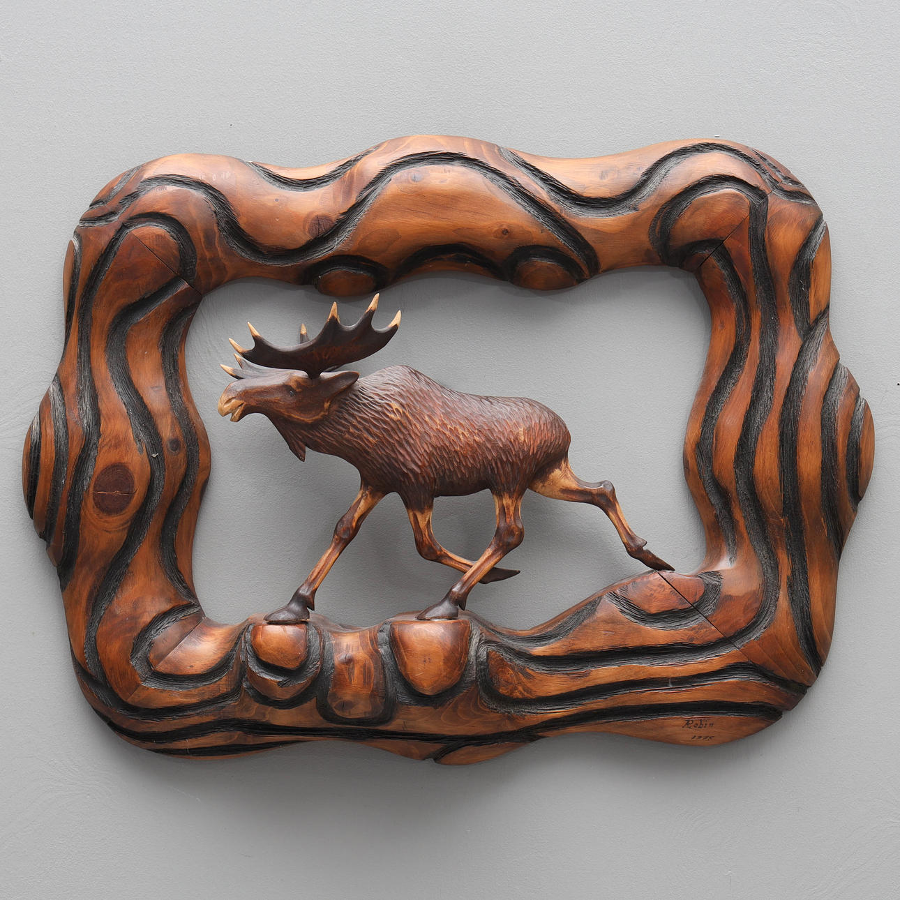 TRÄSKULPTUR, ram, älg, signerad Robin, daterad 1975.