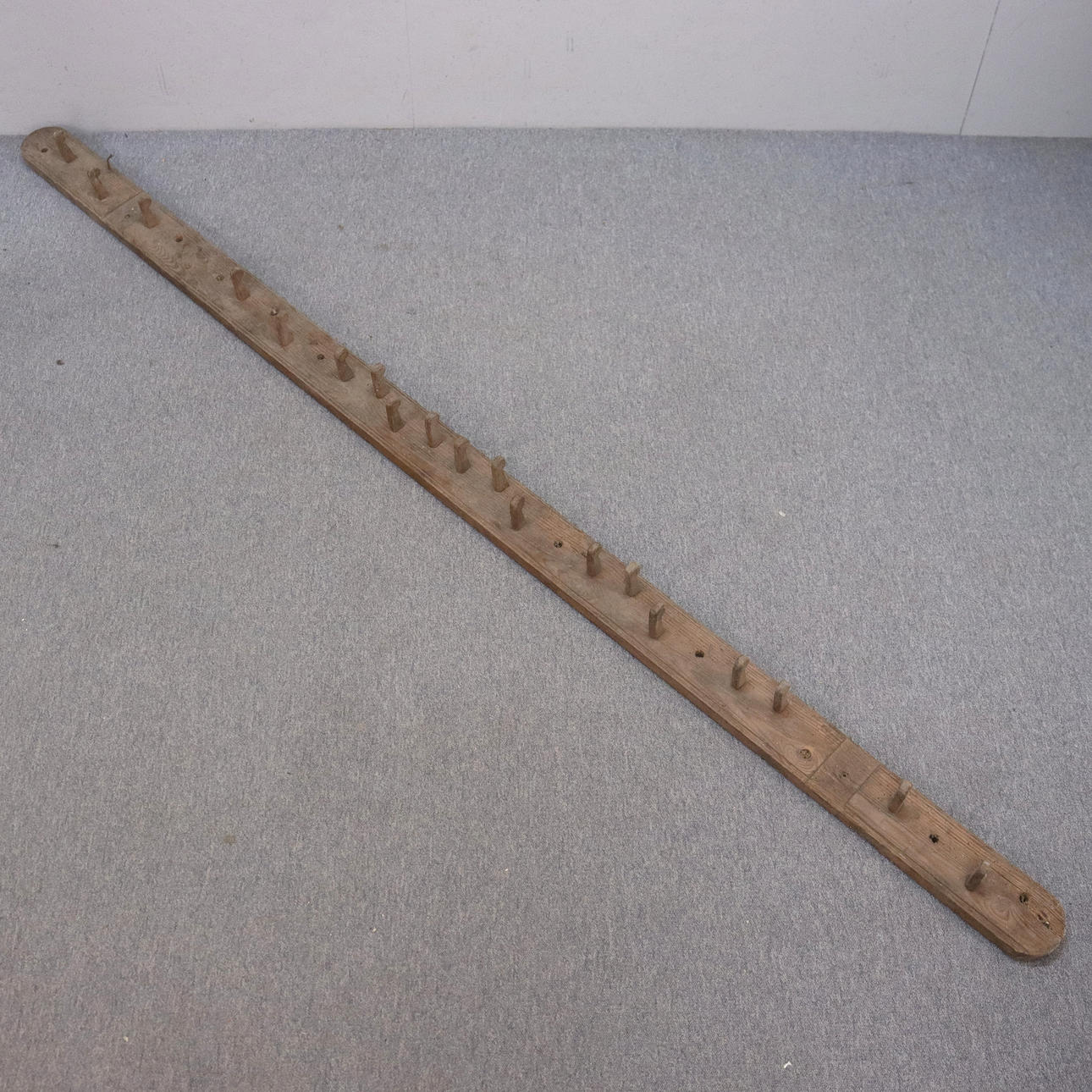 KNOPPBRÄDA / HÄNGARE, allmoge, lång modell, 1800-tal.