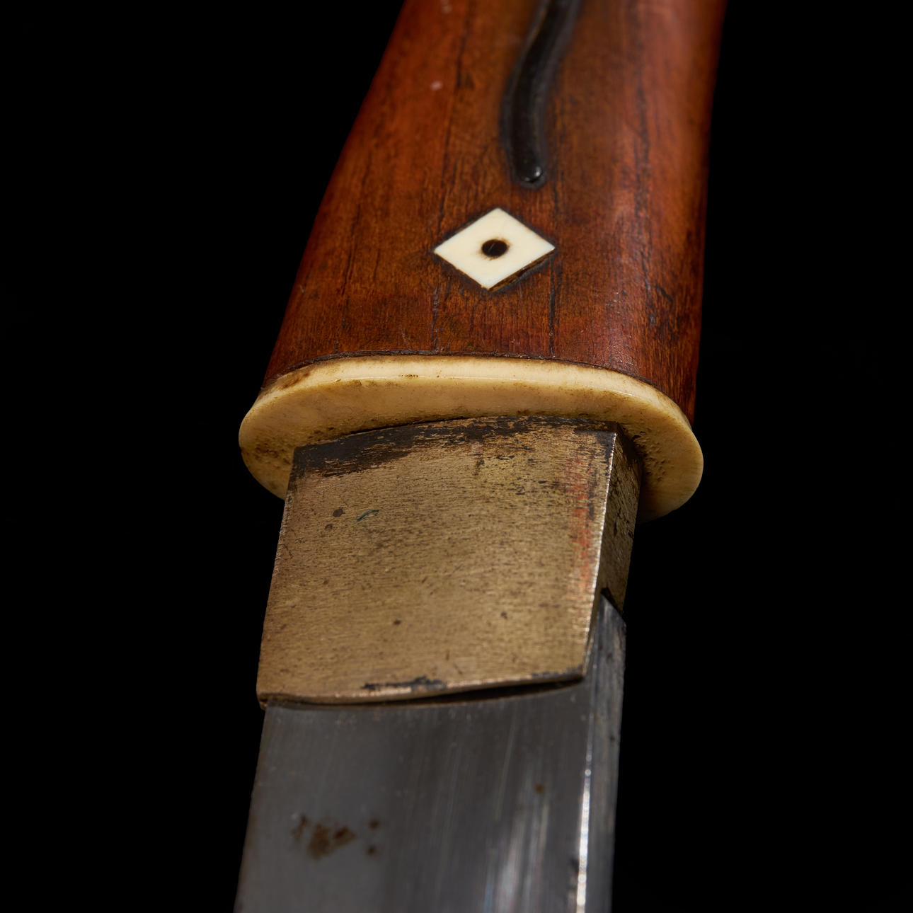 AIKUCHI TANTO. japanisch, Edo (1603–1867), Shirasaya aus Holz mit ...