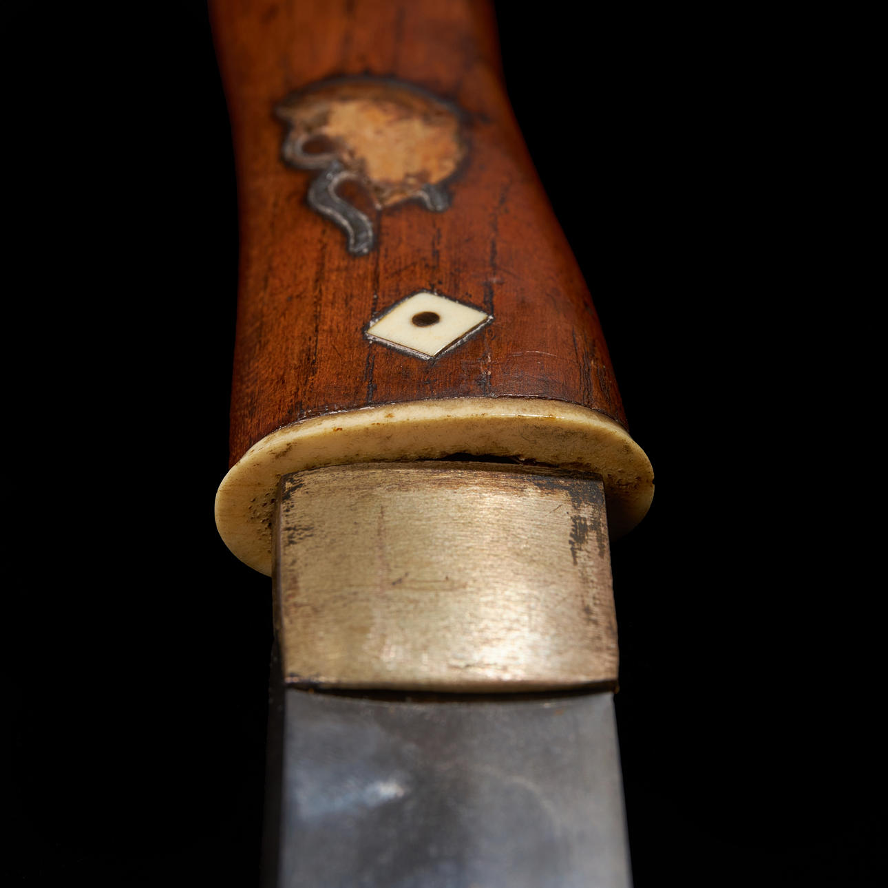 AIKUCHI TANTO. japanisch, Edo (1603–1867), Shirasaya aus Holz mit ...