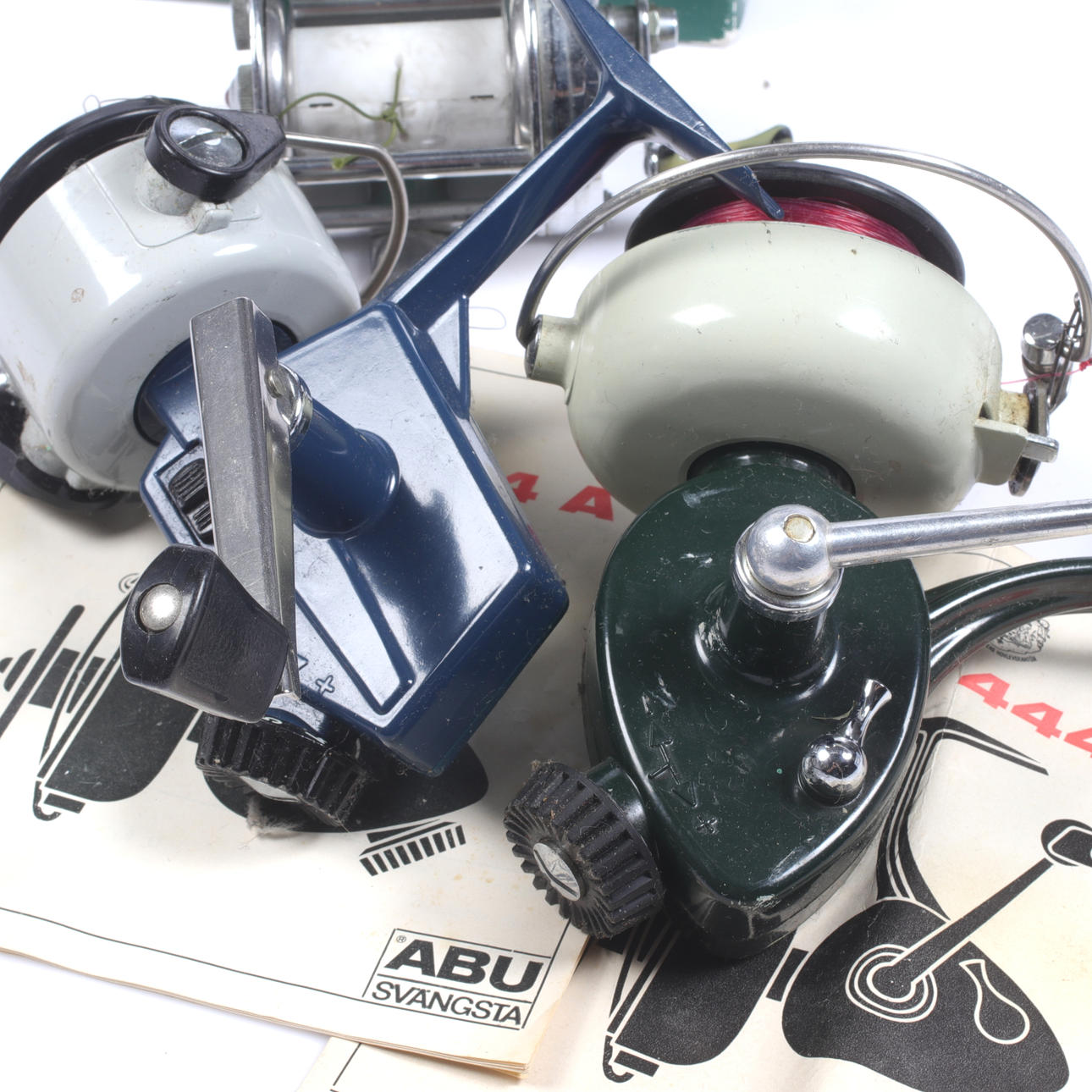 FISHING REELS, 3 pcs, incl. Cardinal 40, ABU with box. Collectables -  Fishing equipment - Auctionet