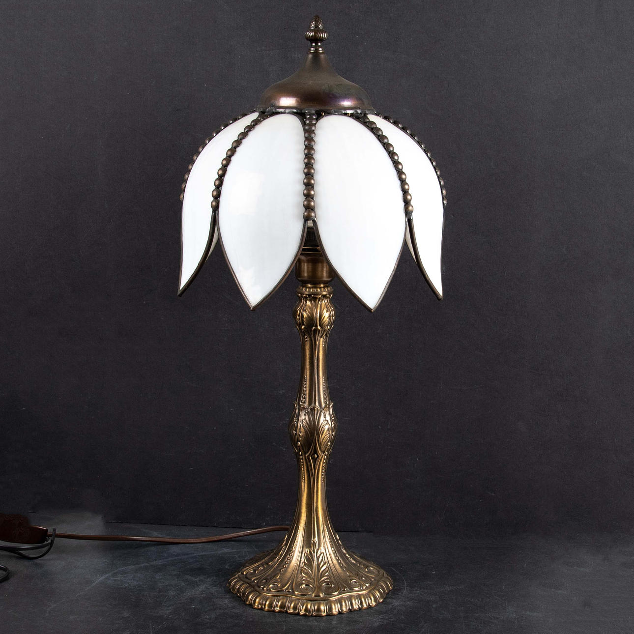 BORDSLAMPA. Tiffanystil.