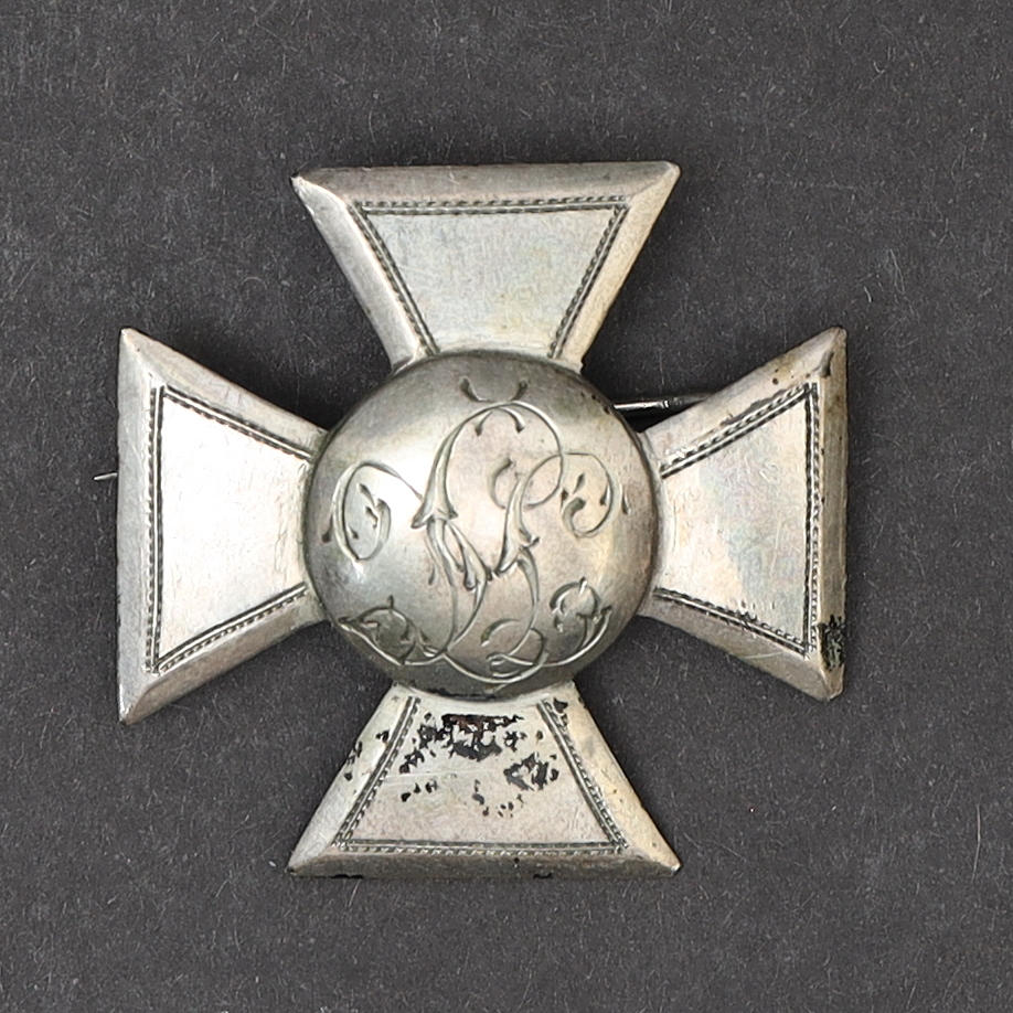 BROSCH, silver, 1907, i form av kors.