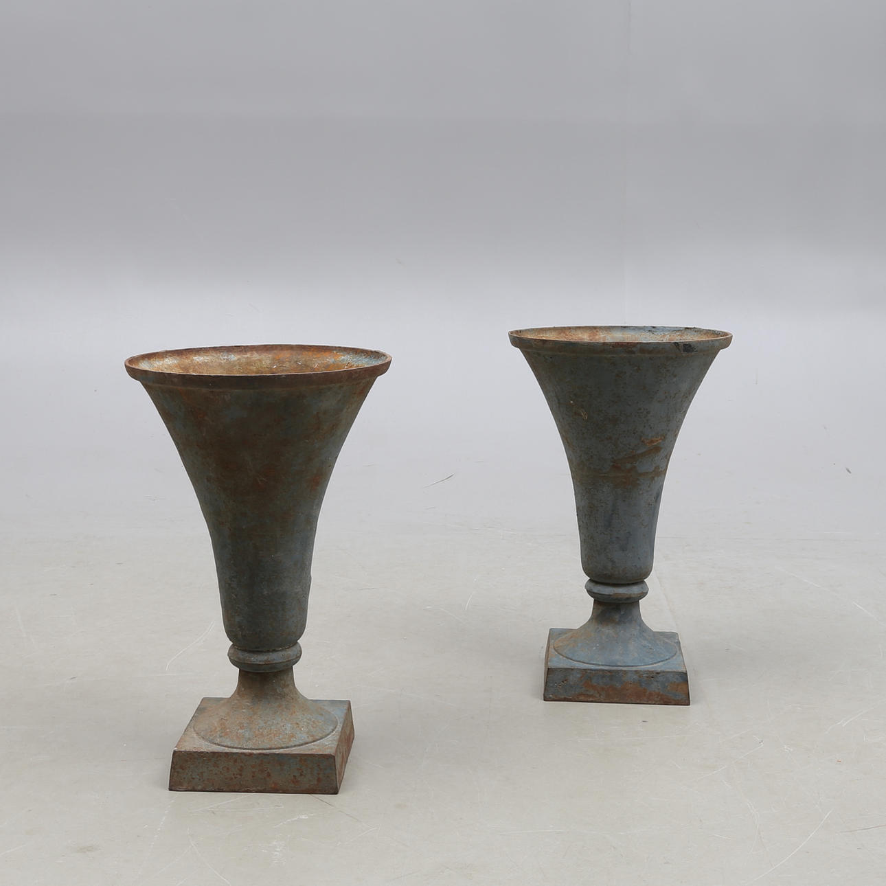 TRÄDGÅRDSURNOR, 1 par, gjutjärn, 1900/2000-tal.