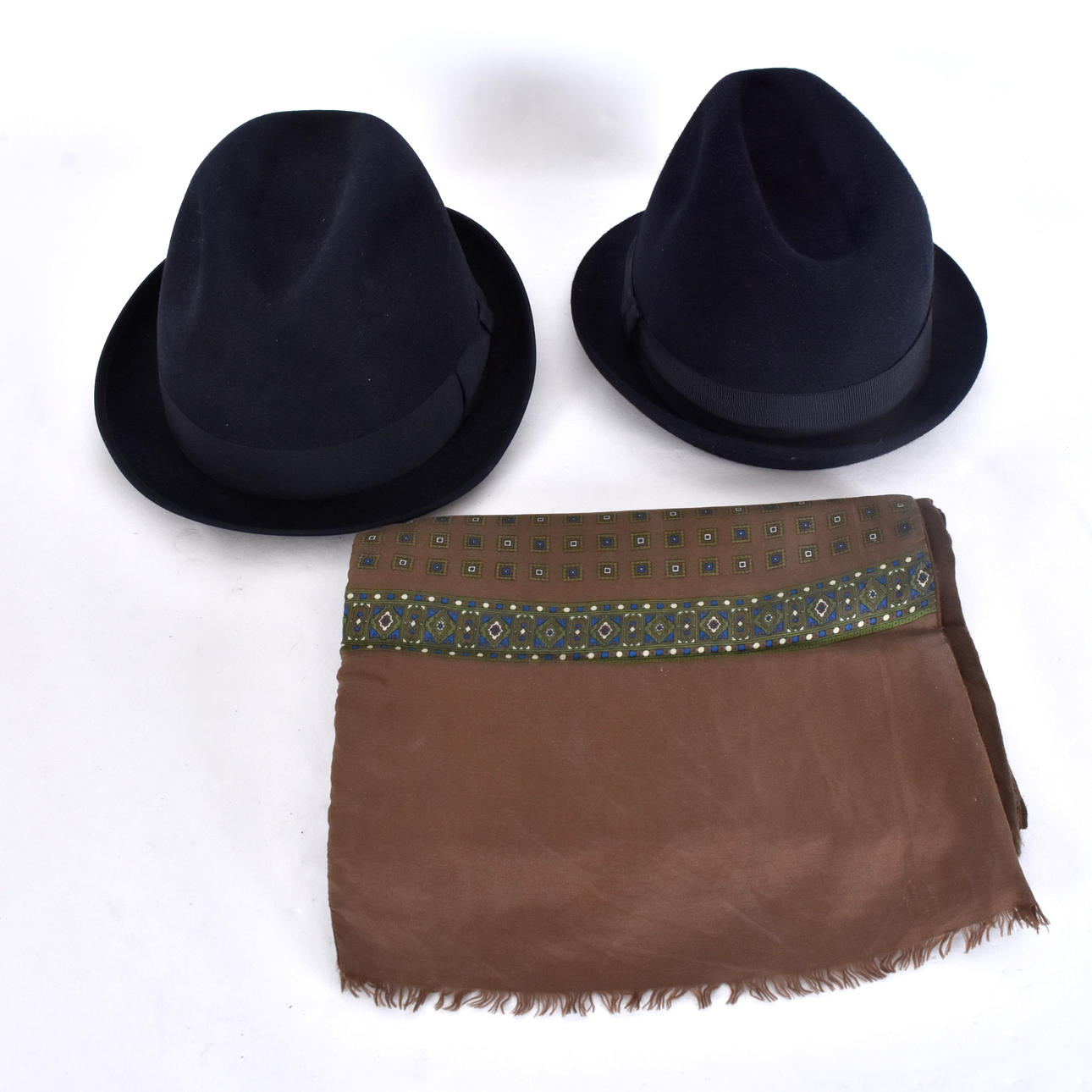 HATTAR, 2 st samt sidenscarf.