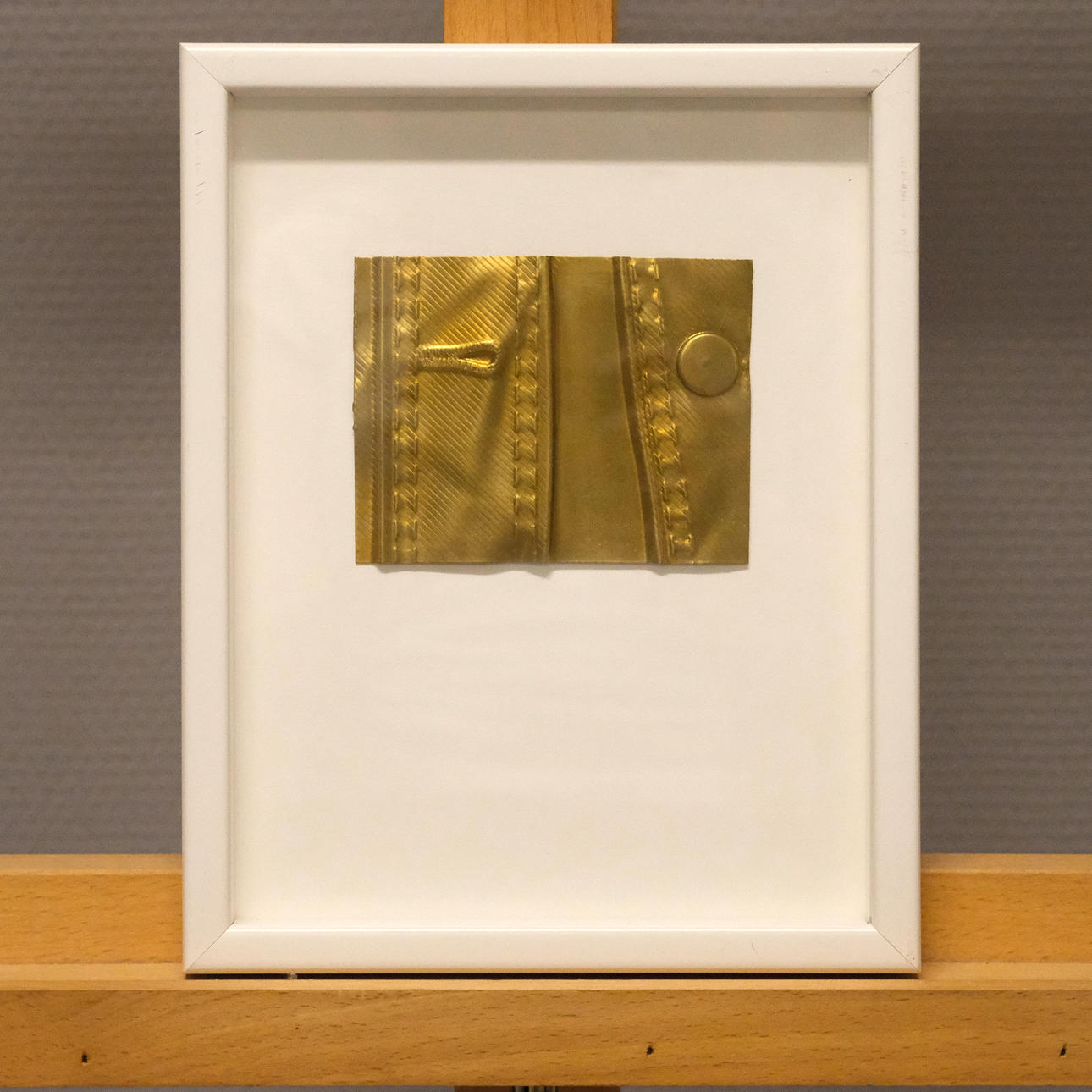 RUNE SÄLL. RELIEF I MÄSSING, "KNÄPPT".