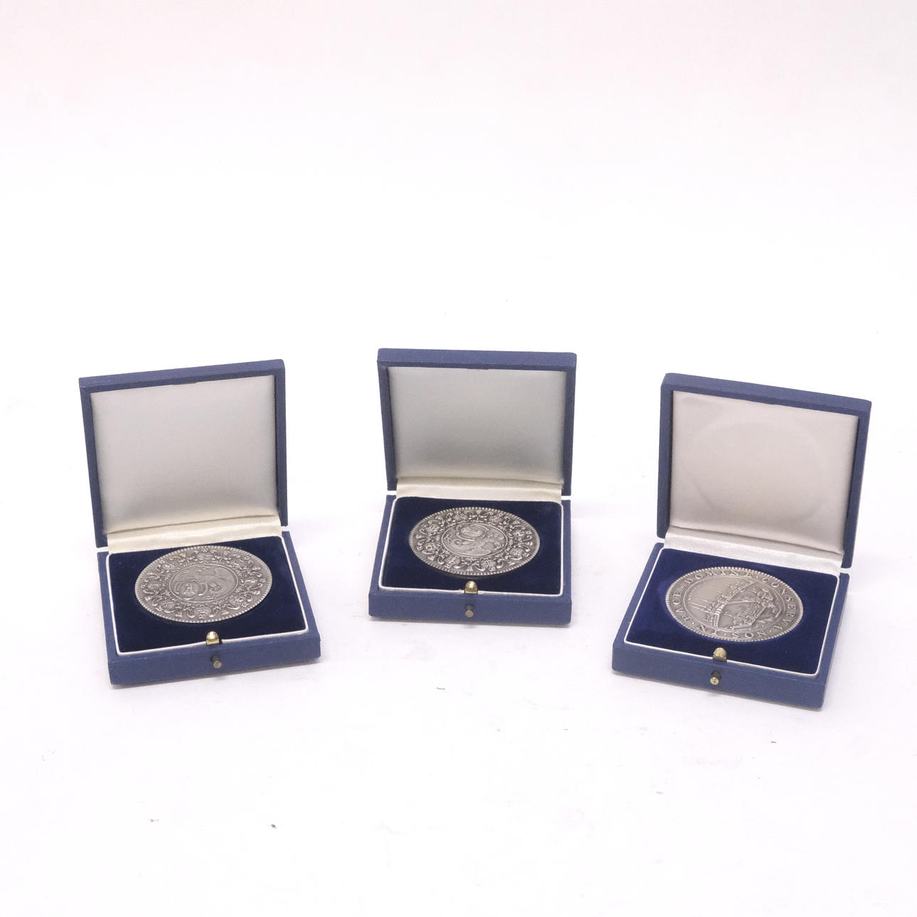 TRE MINNESMEDALJER, SILVER.
