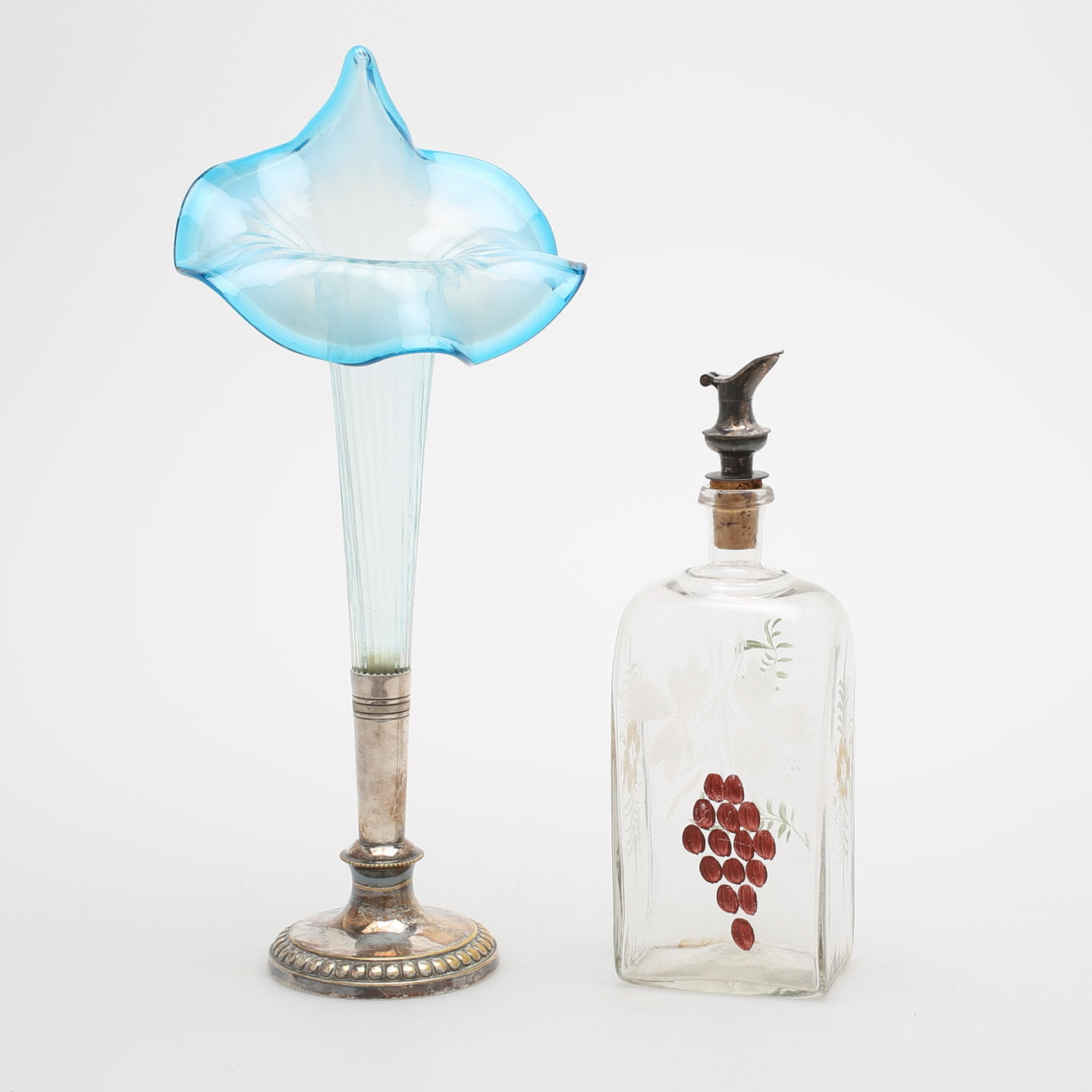 BRÄNNVINSFLASKA och VAS, glas/nysilver, 1800/1900-tal.