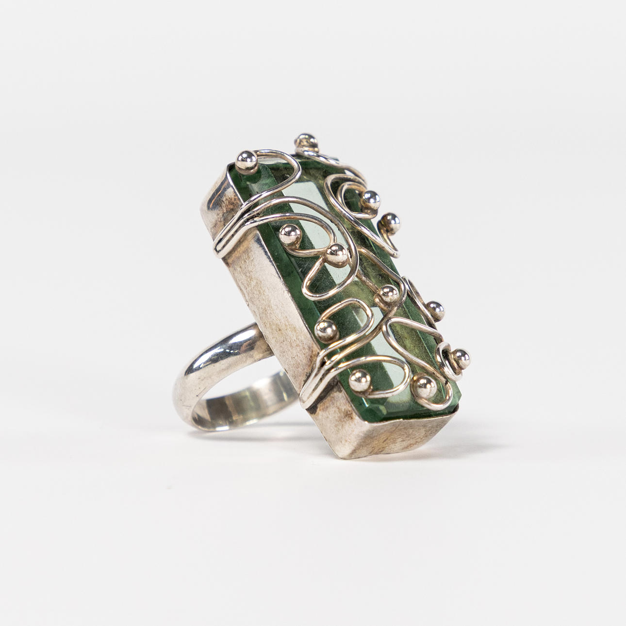 YVONE CHRISTA. Ring, silver med gröntonad sten.
