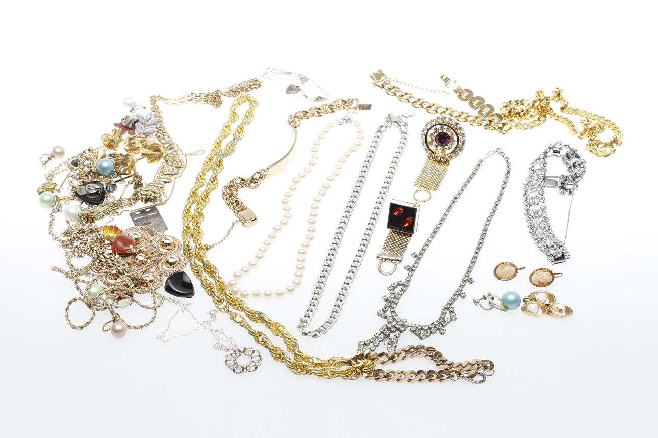 Smycken bl.a. silverhalsband.