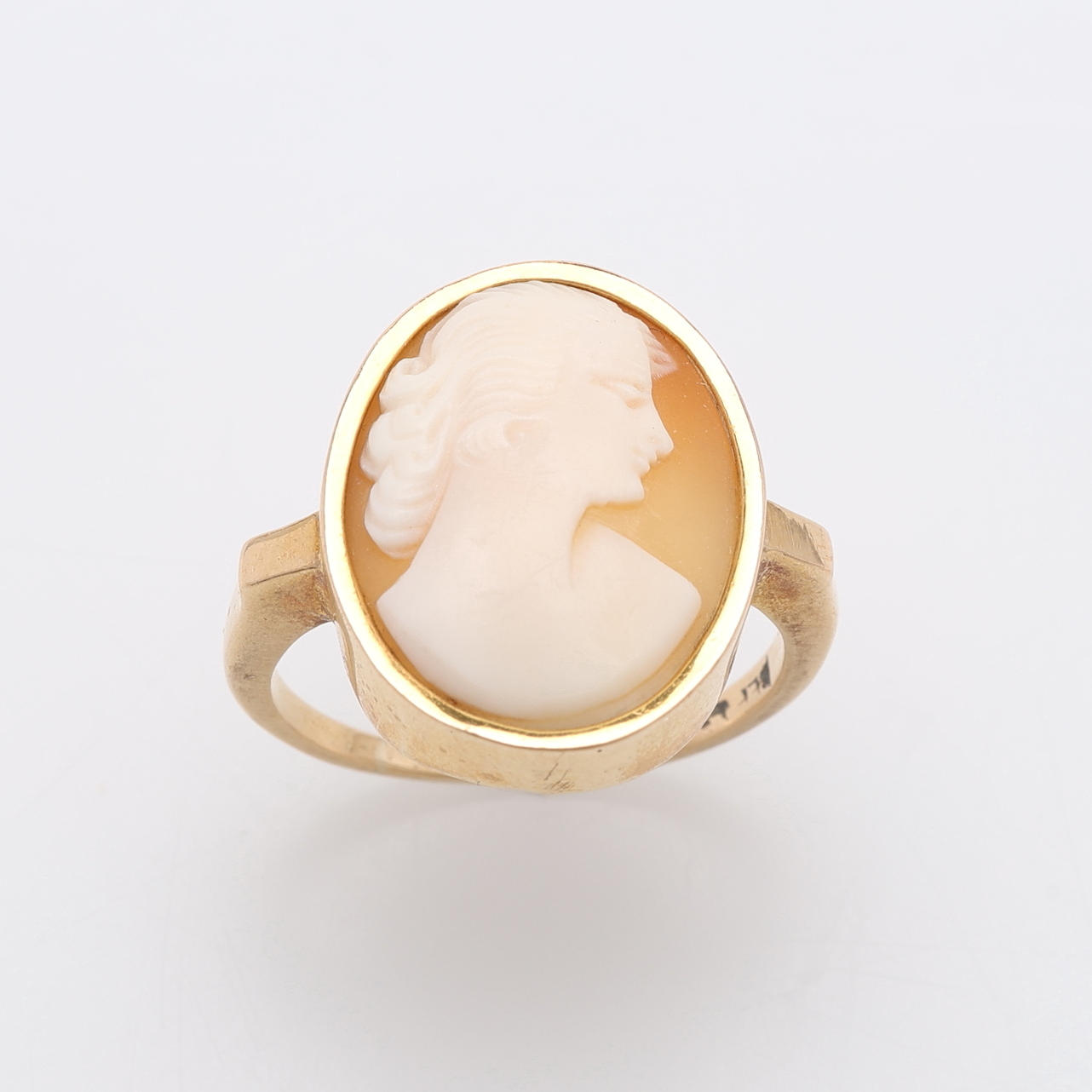 RING, 18K GULD & SNÄCKKAMÉ, CIRKA 5,2 GRAM.