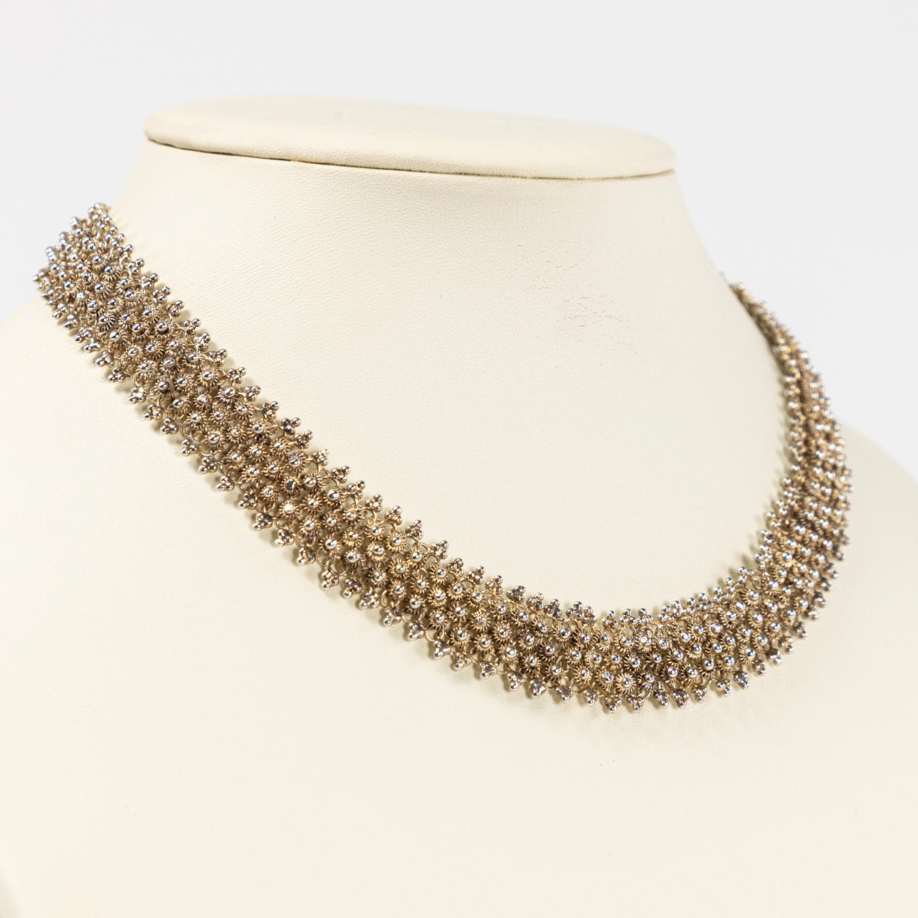 HALSBAND. Silver, Sydostasien.