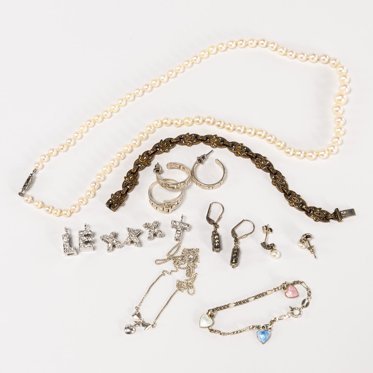BIJOUTERIER. Mindre parti. Silver, pärlcollier, m.m.
