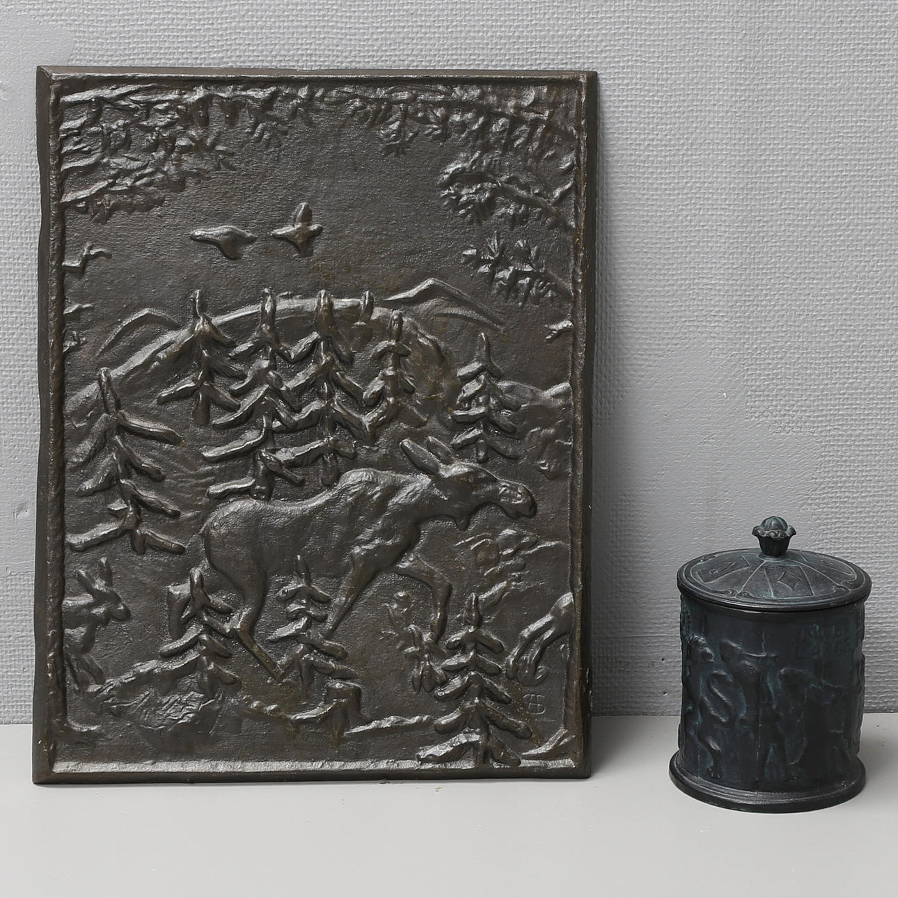 SÄTTUGNSPLATTA, signerad samt TOBAKSBURK, gjutjärn.