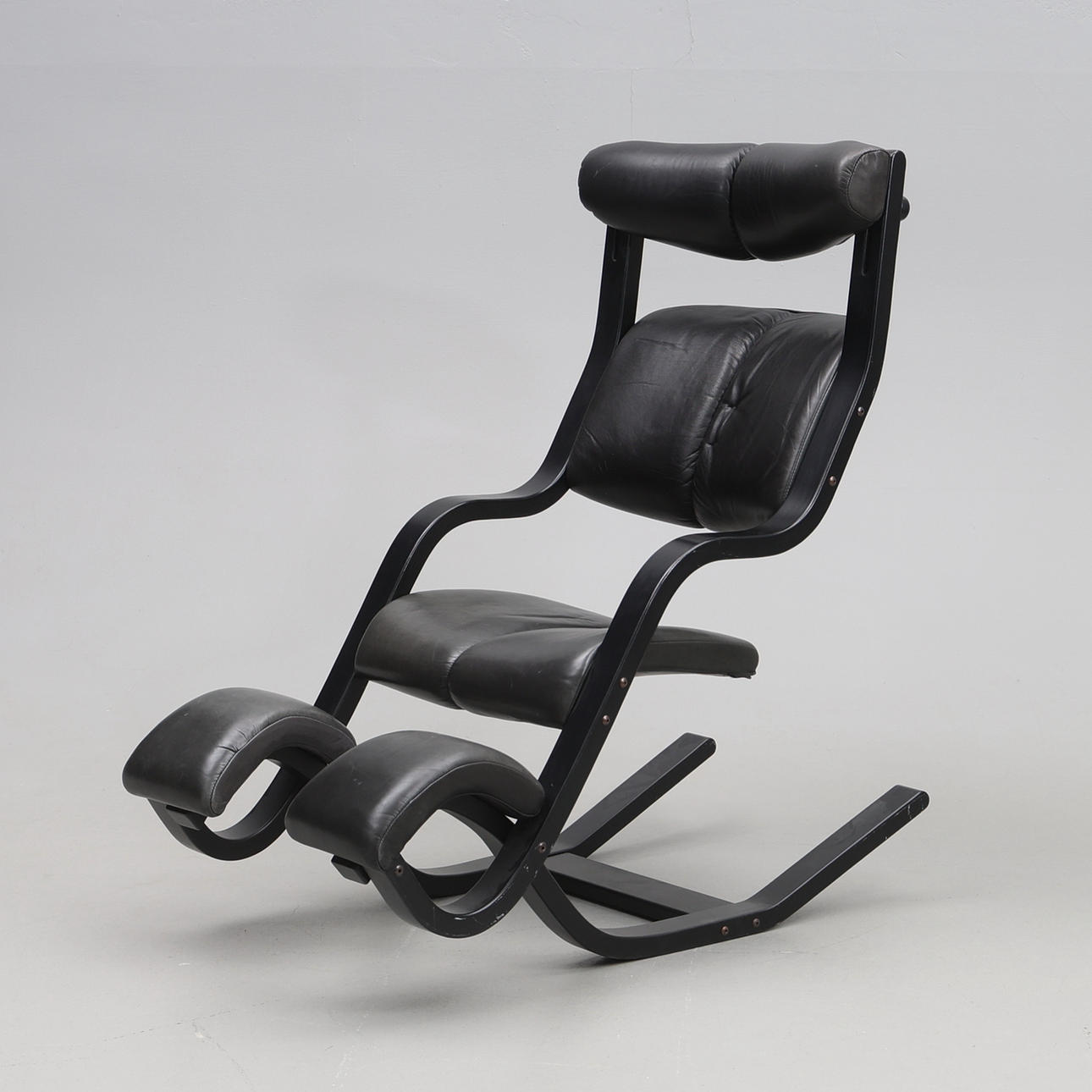 PETER OPSVIK. Armchair black leather/ Rocking chair, 