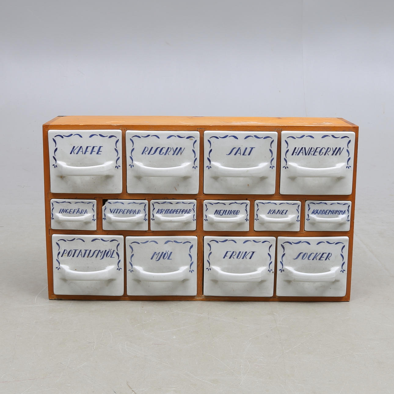 SPECERIBURKAR och KRYDDBURKAR, porslin, i hylla, porslin, Rörstrand.