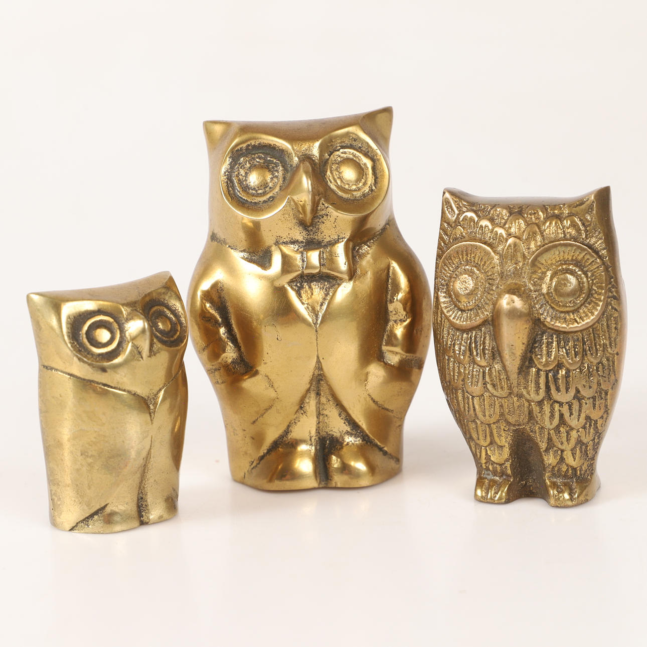 FIGURINER, 3 stycken ugglor, mässing, 1900-tal.