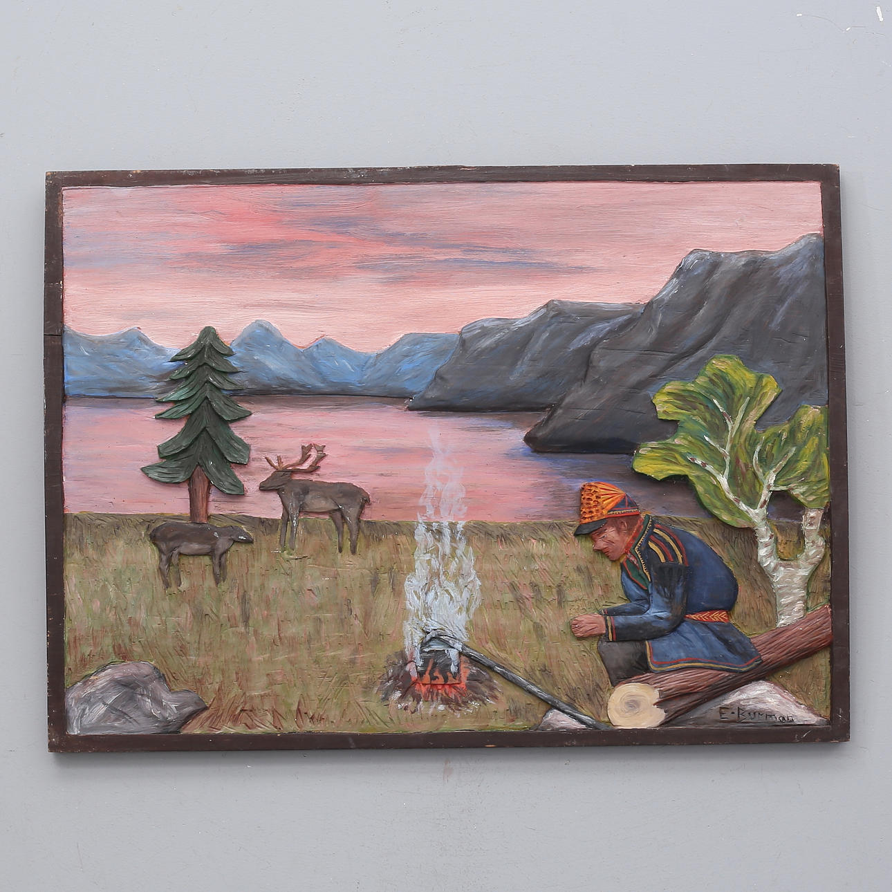 OIDENTIFIERAD KONSTNÄR. Trärelief, same kokar kaffe, signerad E Burman.