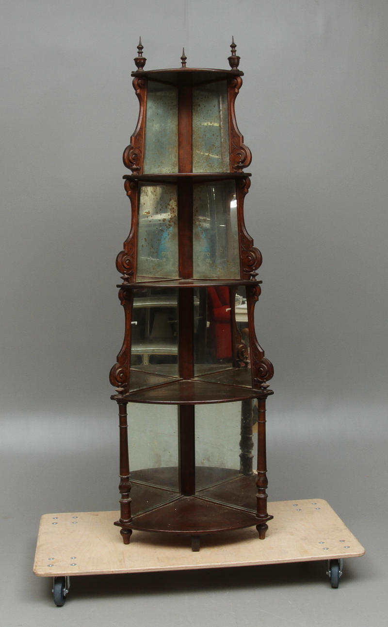 ETIENNEHYLLA, hörnmodell med infällda spegelfält, 1800-tal.