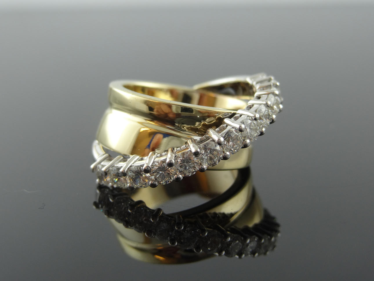 UNIK HANDGJORD DIAMANTRING 1,69cts 14k guld.