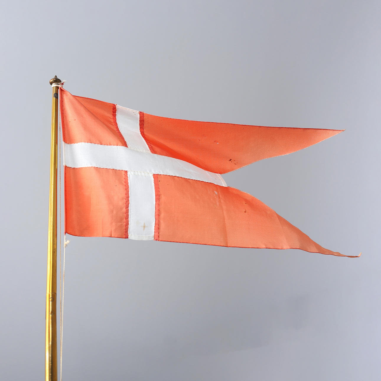 BORDSFLAGGA med Danmarks örlogsflagga.