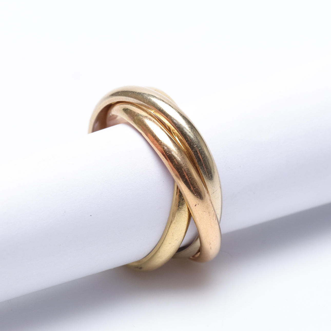 RING, tredelad, guld, 18k, vikt ca 12,2 gram.