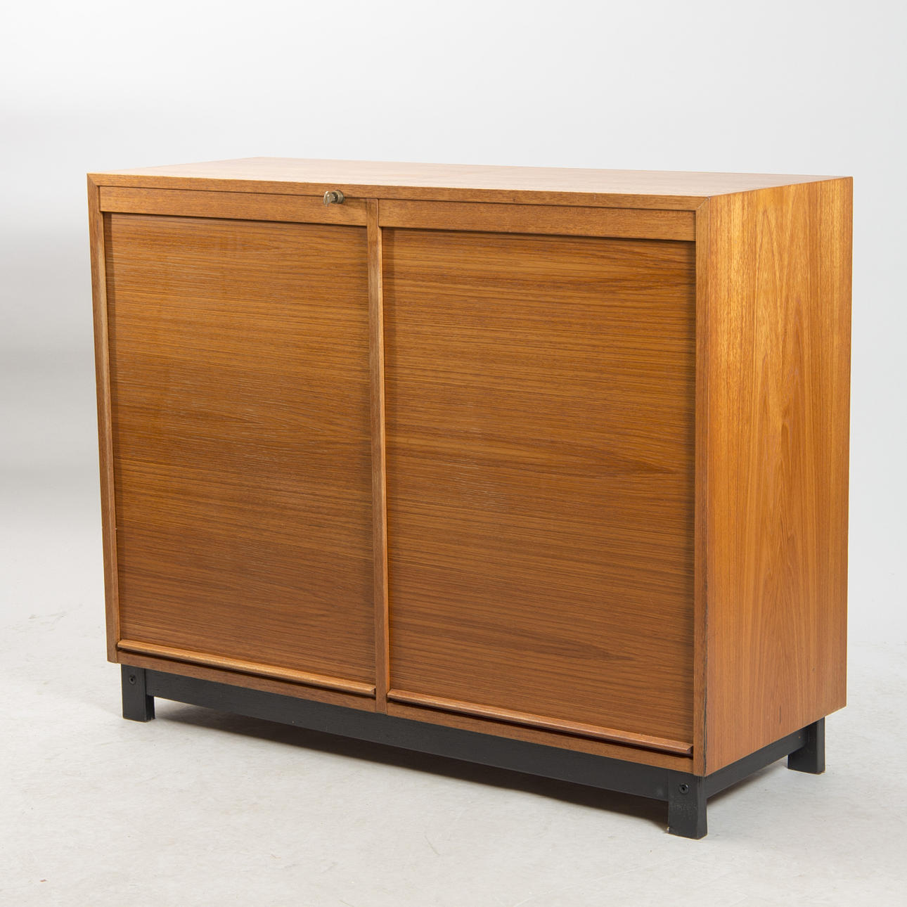 ARKIVSKÅP med jalusidörrar. teak, 1900-talets mitt.