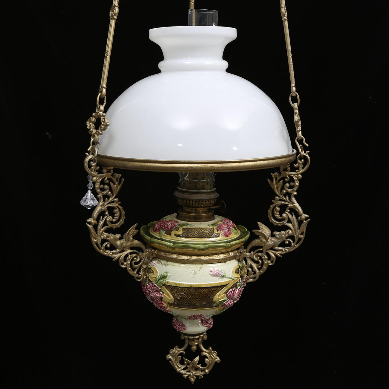 TAKLAMPA, fotogen, majolika, omkring 1900, höjd exklusive kedja ca. 55 cm.