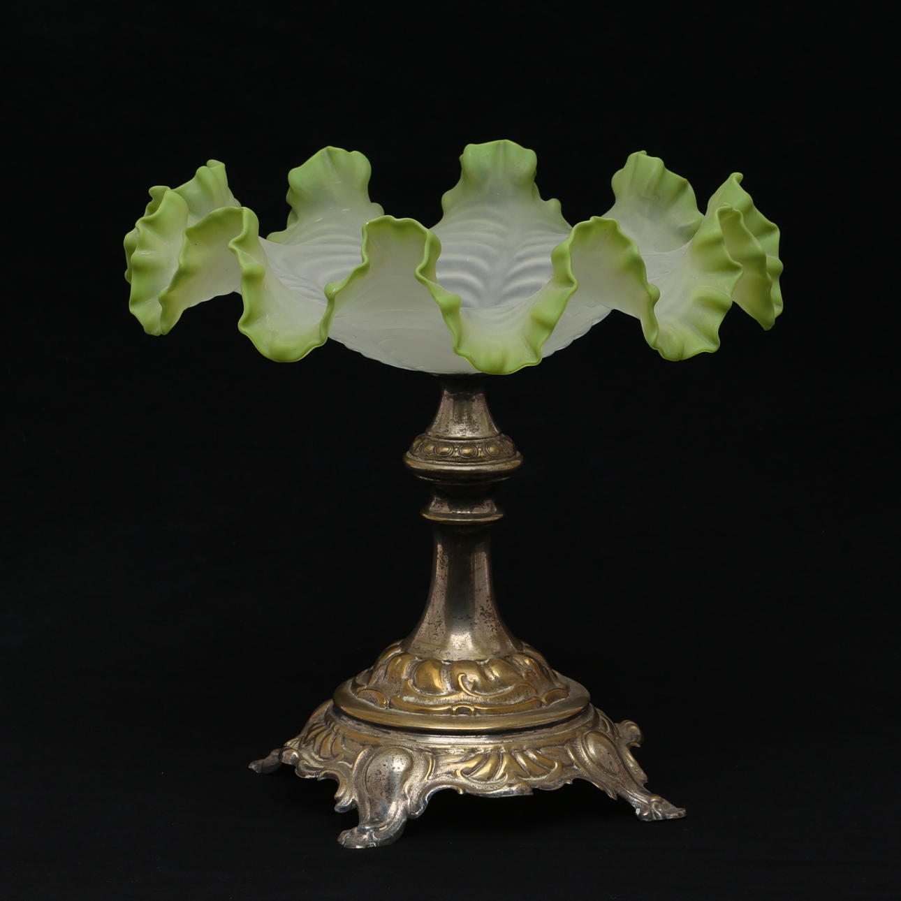 GLASSKÅL på nysilverfot, omkring sekelskiftet 1900.