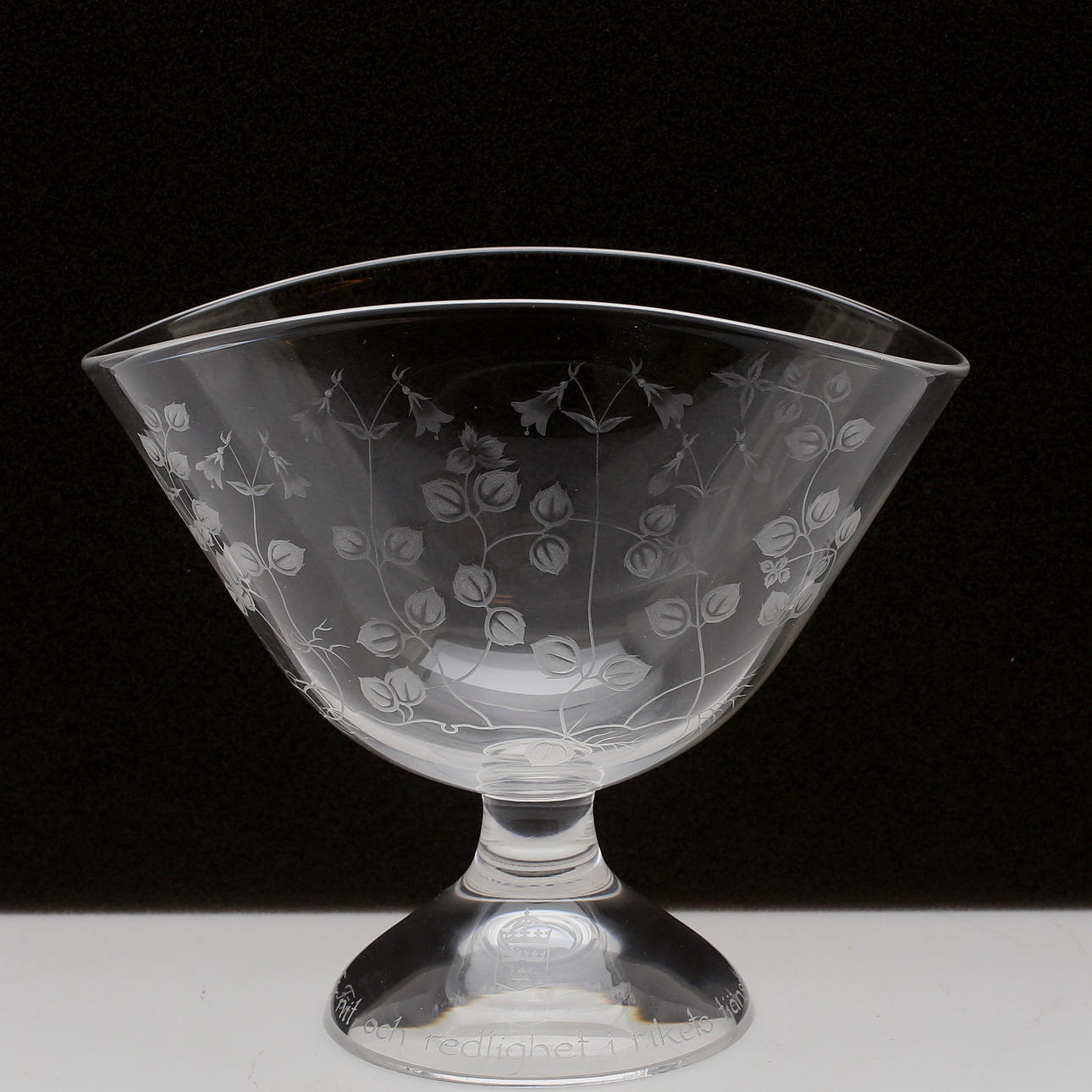 KRISTALLSKÅL på FOT, Lisa Bauer, Kosta Boda, signerad.