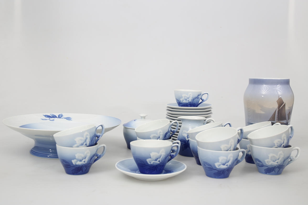 MOCKASERVIS OCH VAS, porslin, 32 delar, bland annat "Julros" Bing & Gröndahl, Danmark.