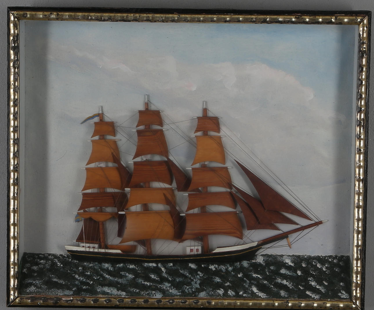 DIORAMA, halvmodell av segelfartyg, skriven etikett a tergo, Richard Löfgren, Sandhamn, 1941.