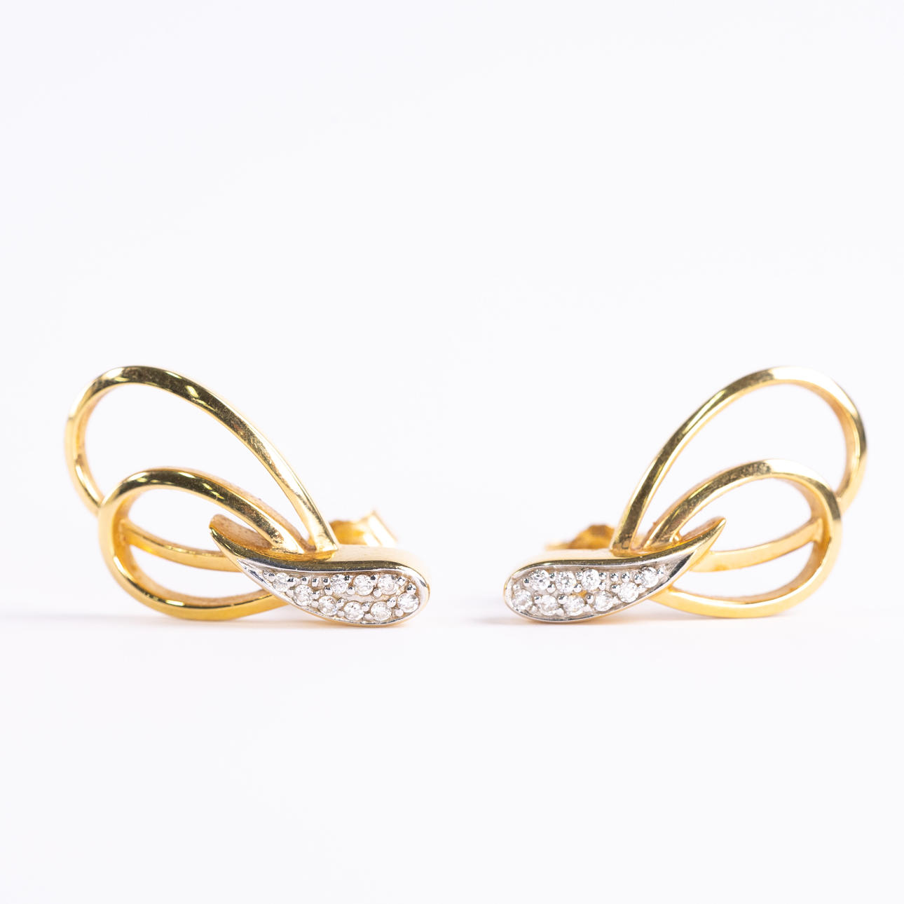 ÖRHÄNGEN. Ett par, 18k guld.