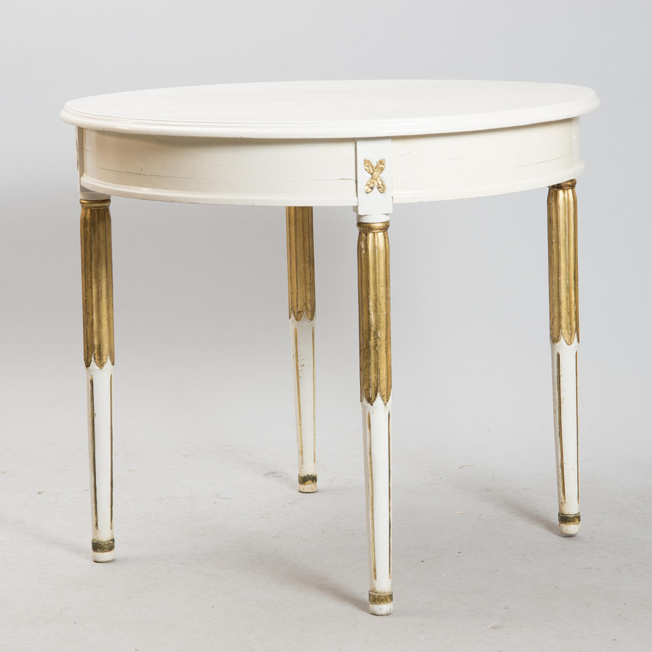 SALONGSBORD, vitmålat med förgyllningar, gustaviansk stil, 1800-tal.