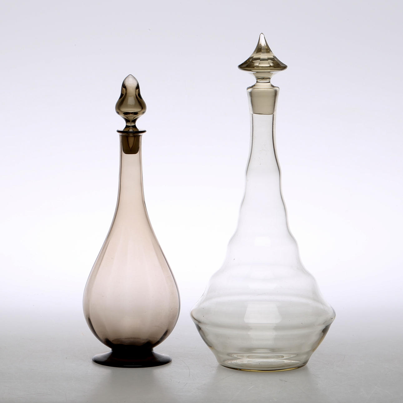 KARAFFER, 2 st, glas, 1900-talets första hälft.