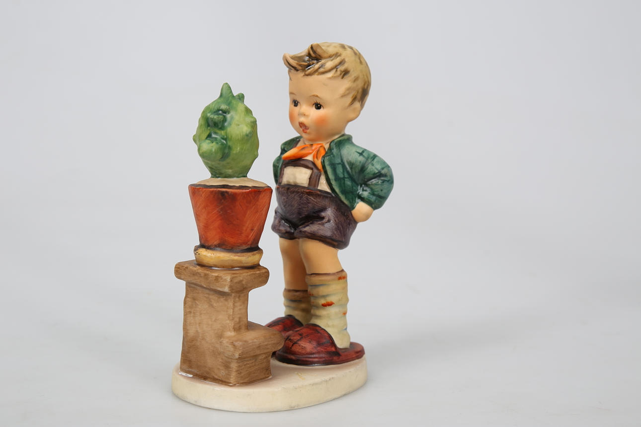 FIGURIN, porslin, Pojke talar med kaktus, Hummel.