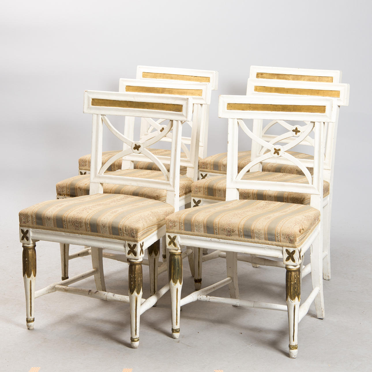 STOLAR, 6 stycken, vitmålade med förgyllningar, gustavianska, 1700-tal.