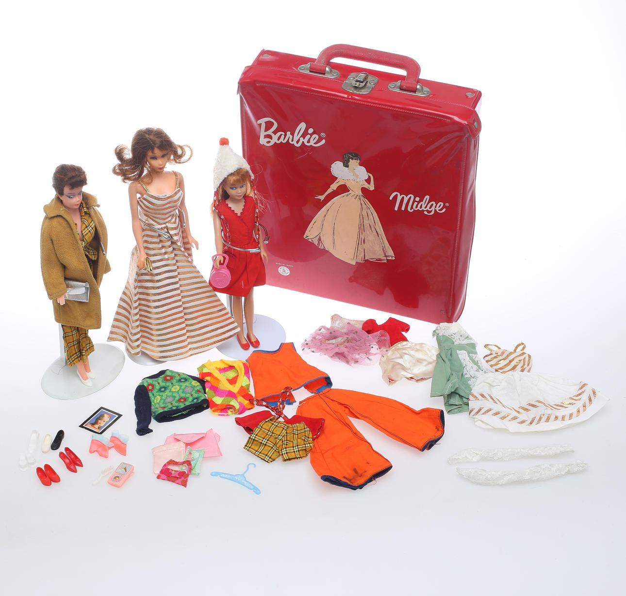 DOCKOR 3 st, bland annat Barbie samt Skipper Mattel Inc samt kläder och väska. 1900-talets andra hälft.