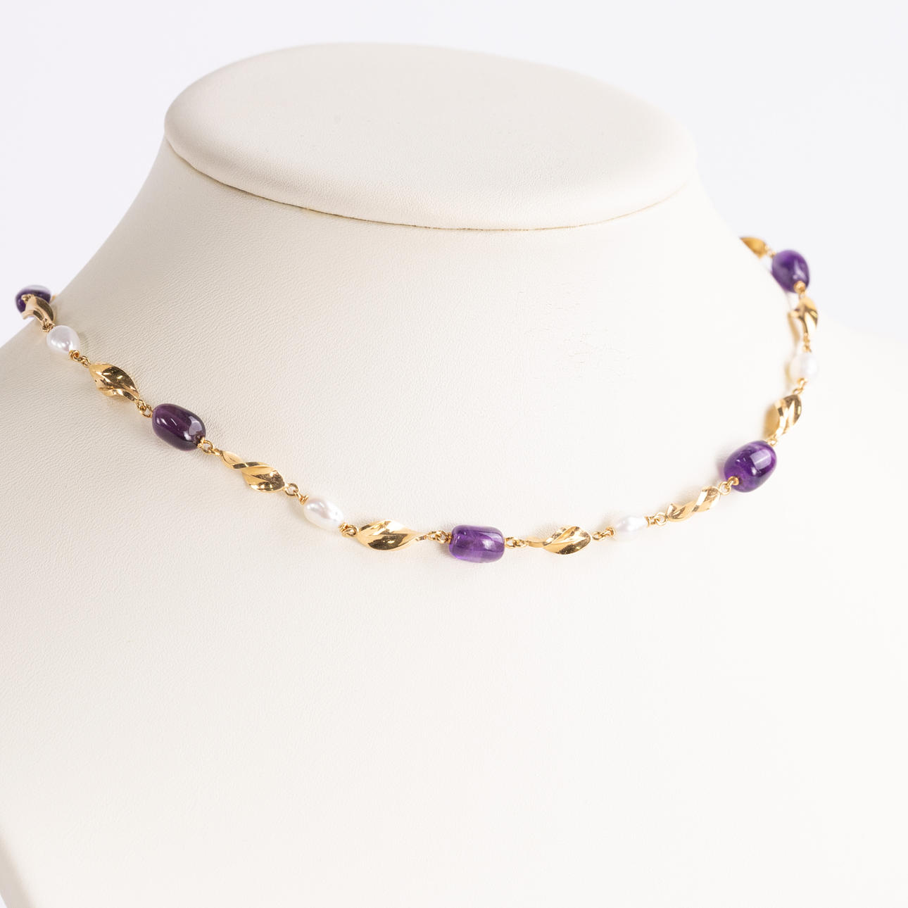 COLLIER. 18k guld, pärlor, lila stenar.