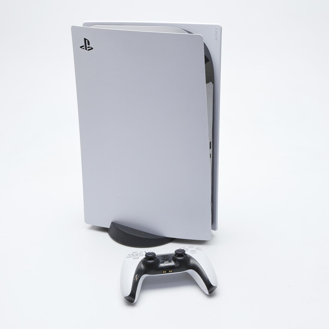 PLAYSTATION 5, med handkontroll.