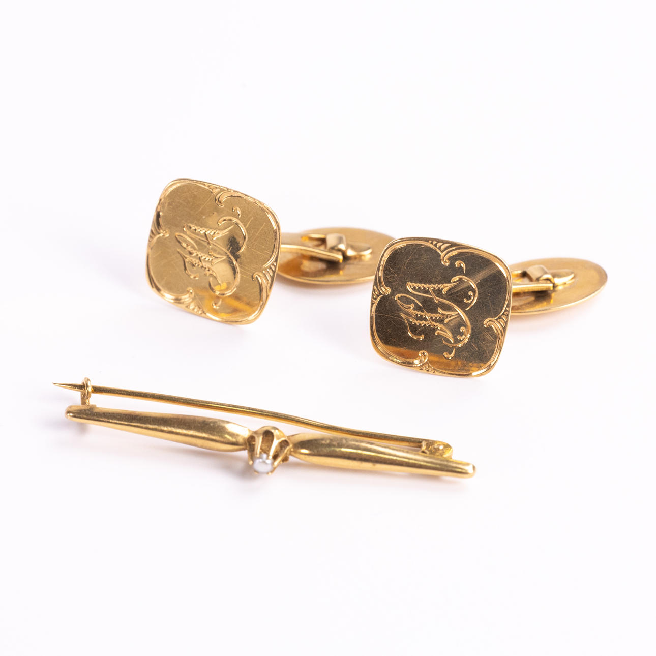 MANSCHETTKNAPPAR, SLIPSNÅL. 18k guld.