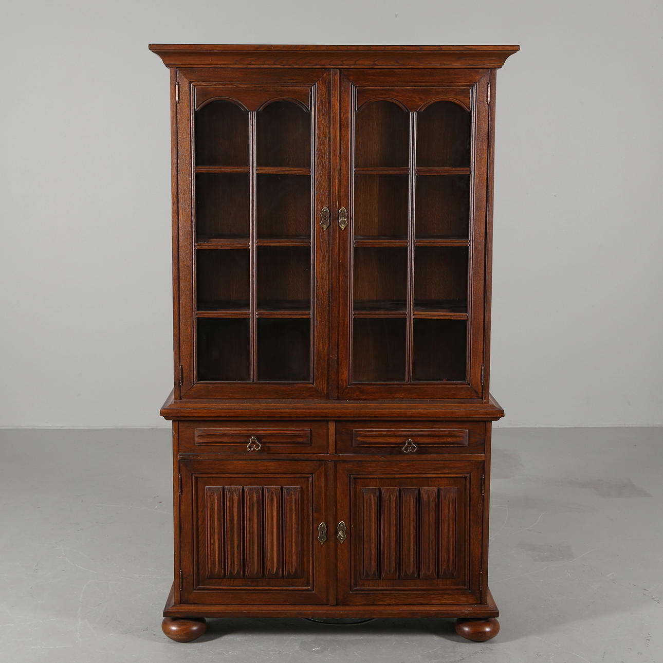 VITRINSKÅP, bonad ek, 1900-talets andra hälft.