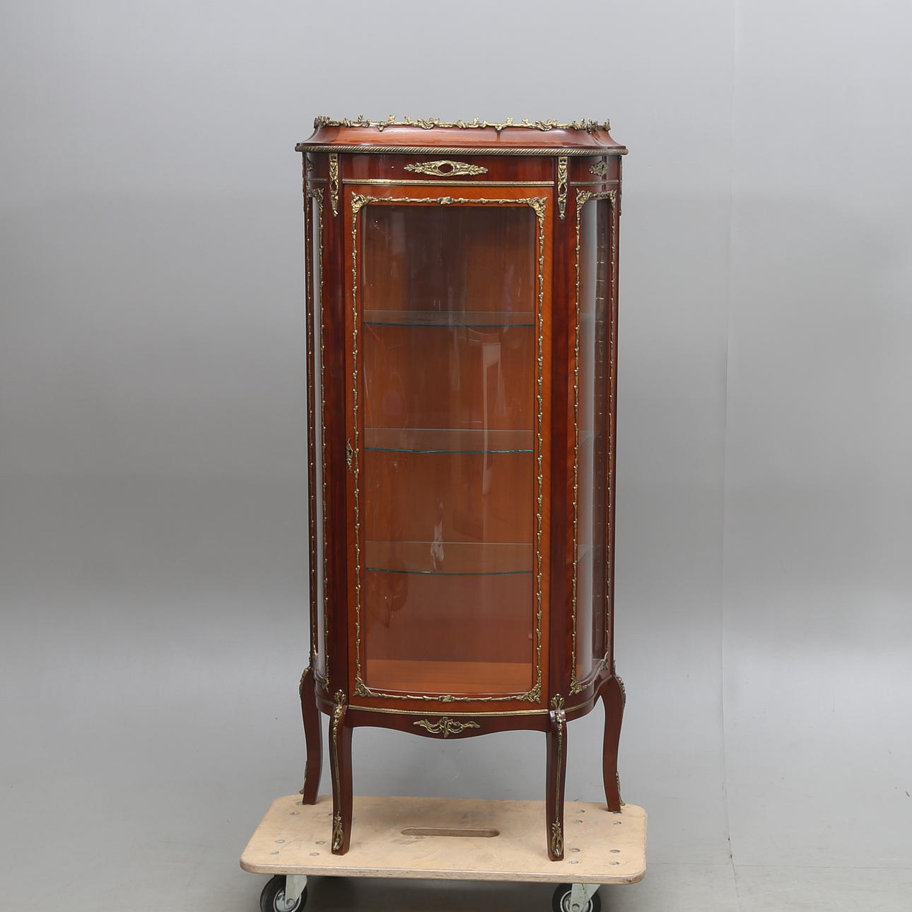 VITRINSKÅP, Louis XV-stil, 1900-tal.