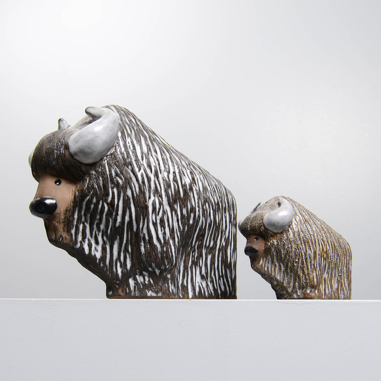 GÖRAN ANDERSSON. Figuriner, "Bisonoxe", 2 st, Upsala-Ekeby, 1963-73.