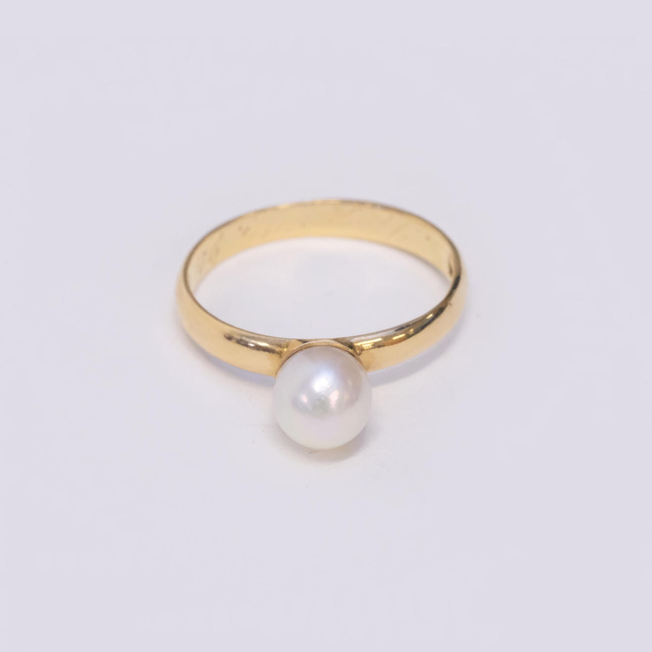 RING MED PÄRLA, 18K GULD.