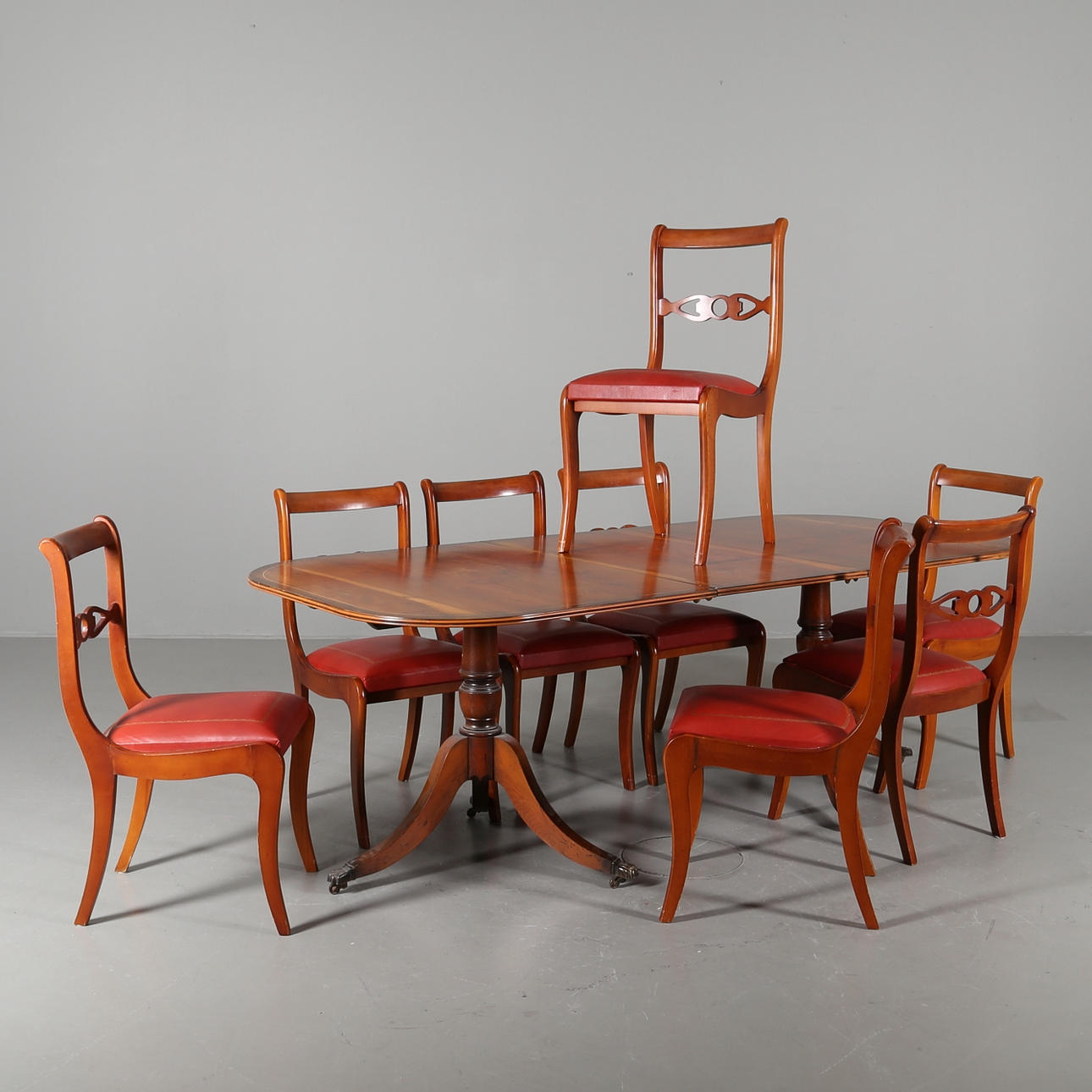 MATSALSMÖBLEMANG, 10 delar, England, 1900-talets andra hälft.