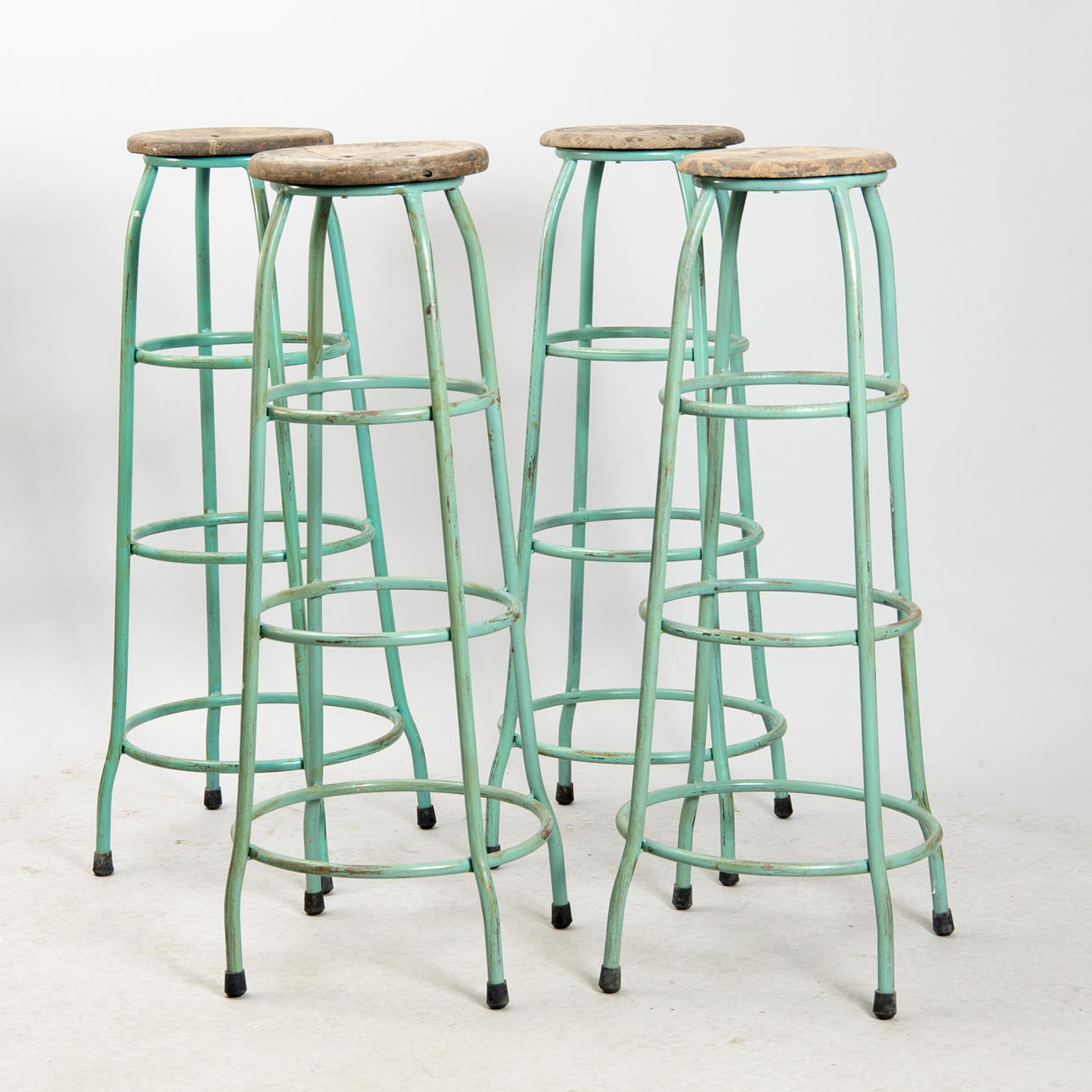 BARPALLAR, 4 stycken, grönmålad metall med träsits, industridesign.