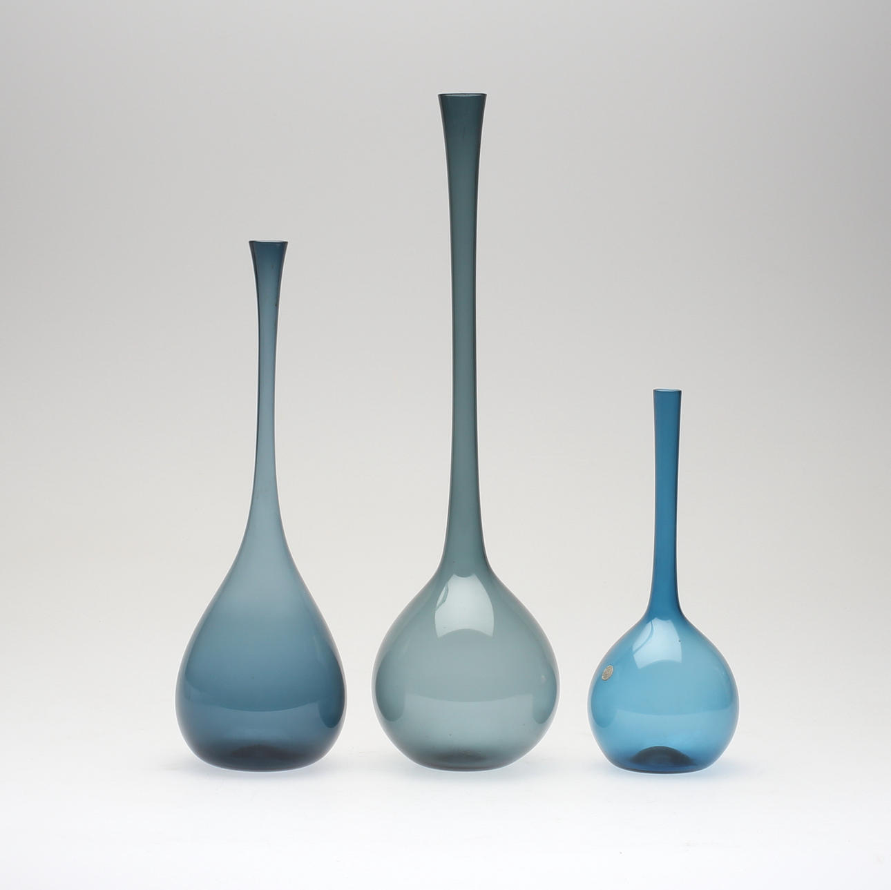 VASER, 3 st, konstglas, troligen svensktillverkade, 1900-tal.