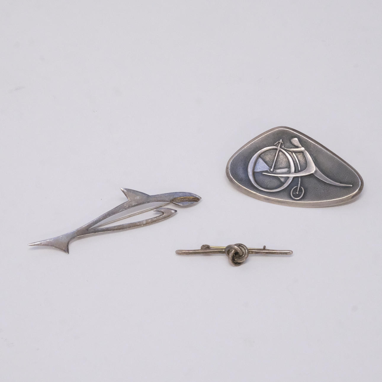 TRE STYCKEN BROSCHER, SILVER.