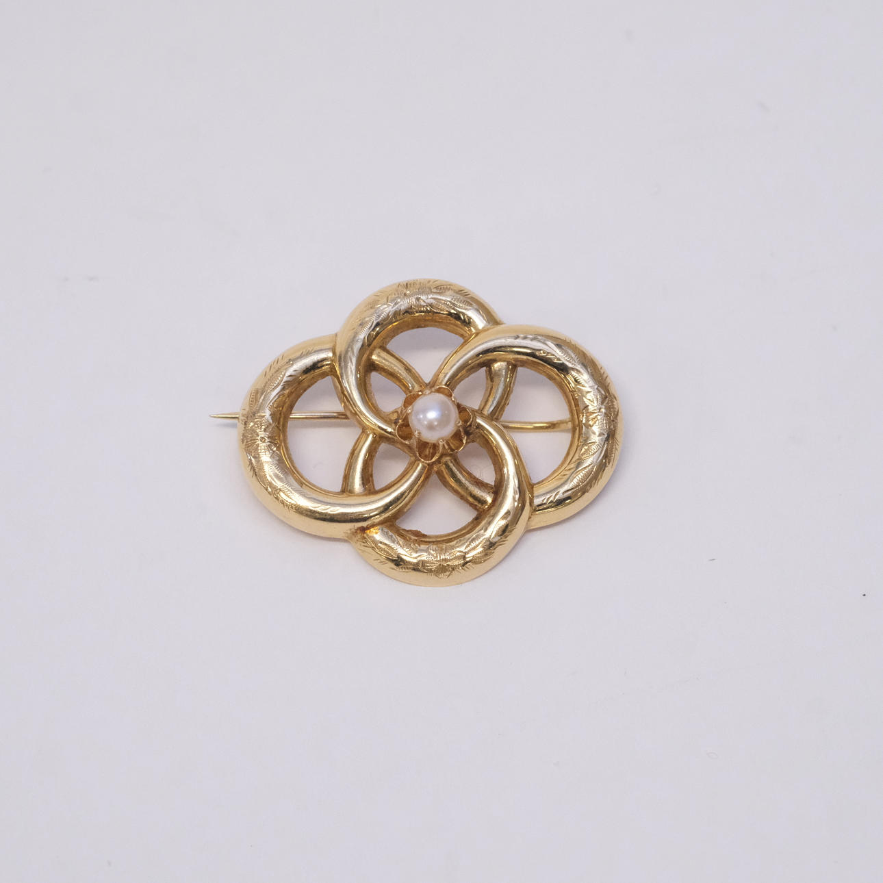BROSCH MED PÄRLA, 18K GULD.